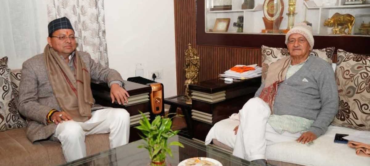 मुख्यमंत्री धामी ने पद्म भूषण सम्मान हेतु चयनित होने पर भगत सिंह कोश्यारी को उनके आवास पर पहुंच कर दी बधाई