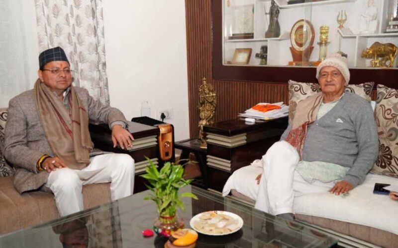 मुख्यमंत्री धामी ने पद्म भूषण सम्मान हेतु चयनित होने पर भगत सिंह कोश्यारी को उनके आवास पर पहुंच कर दी बधाई