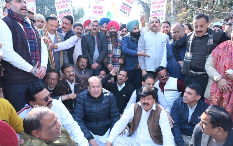 किसान आत्महत्या की जांच सीबीआई से कराने तथा आरोपी पुलिस अधिकारी को तत्काल प्रभाव से निलम्बित करने की मांग को लेकर कांग्रेस ने पुलिस मुख्यालय पर किया प्रदर्शन।