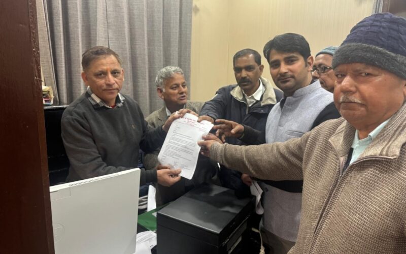 सीपीआई (एम) के नेतृत्व में विभिन्न संगठनों के प्रतिनिधियों ने गांधी पार्क की अव्यवस्था व पार्किंग समस्या को लेकर महापौर को सौंपा ज्ञापन