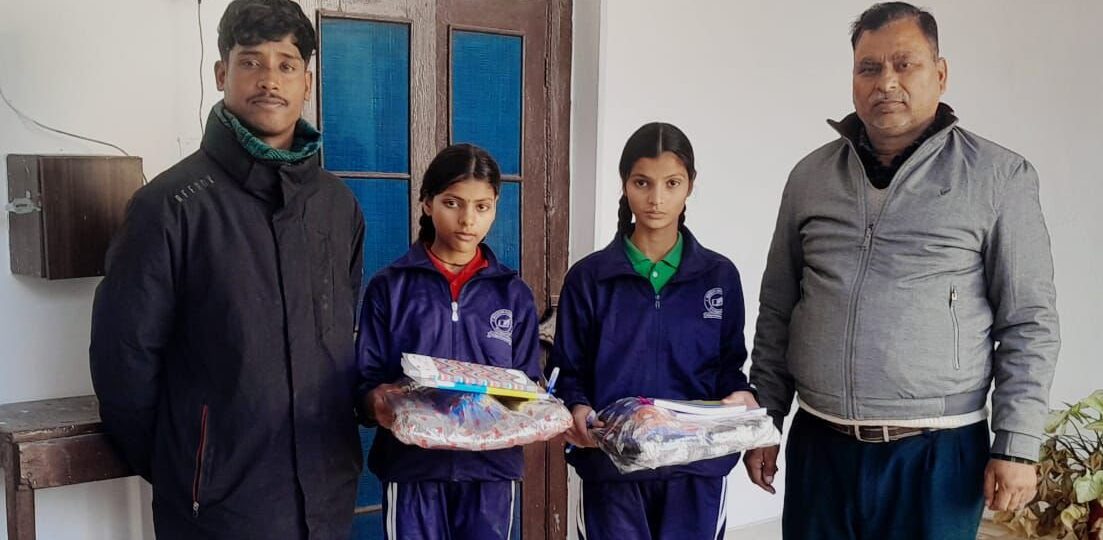 परिस्थितियों से वीरान बचपन को मिली नई उड़ान, सड़क से स्कूल तक पहुँची दो बेटियाँ