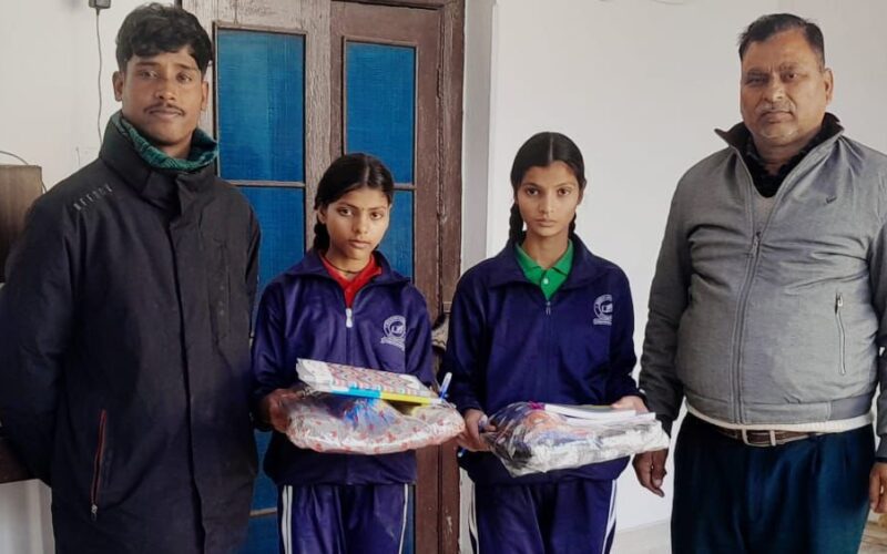 परिस्थितियों से वीरान बचपन को मिली नई उड़ान, सड़क से स्कूल तक पहुँची दो बेटियाँ