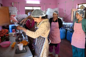 मक्कूमठ में महिला सशक्तिकरण की नई कहानी, ग्रोथ सेंटर से बदली आजीविका