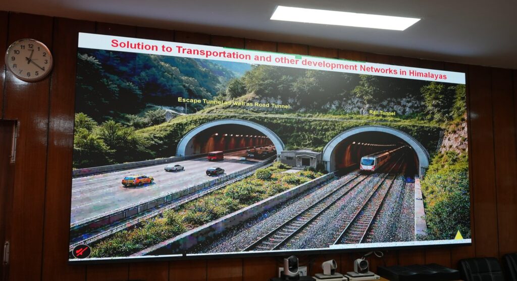 रेल परियोजनाओं में तेजी, एस्केप टनल को पैरेलल रोड बनाने की तैयारी…