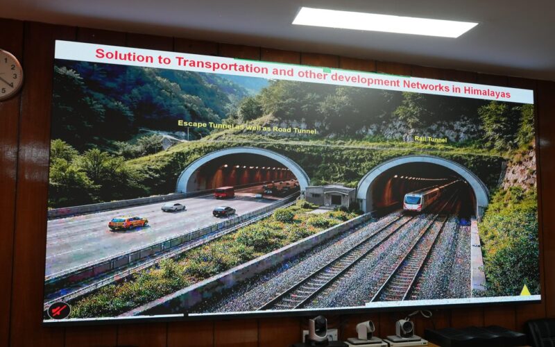 रेल परियोजनाओं में तेजी, एस्केप टनल को पैरेलल रोड बनाने की तैयारी…