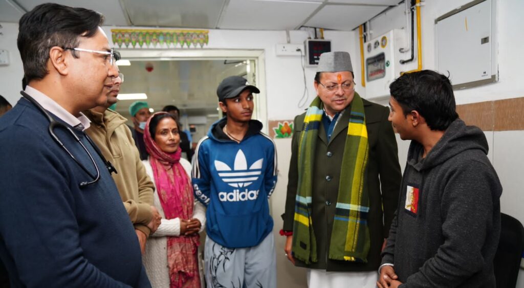 देर सांय दून मेडिकल कॉलेज पहुंचे मुख्यमंत्री, व्यवस्थाओं का लिया जायजा…