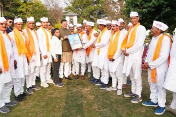 पुष्कर सिंह धामी को चम्पावत के होल्यारों ने दी होली की शुभकामनाएं…