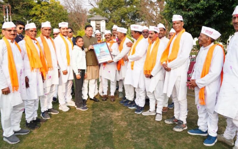 पुष्कर सिंह धामी को चम्पावत के होल्यारों ने दी होली की शुभकामनाएं…