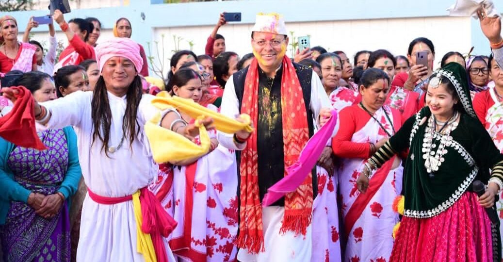 नगला तराई स्थित निजी आवास पर पारंपरिक उल्लास के साथ मना होली पर्व…