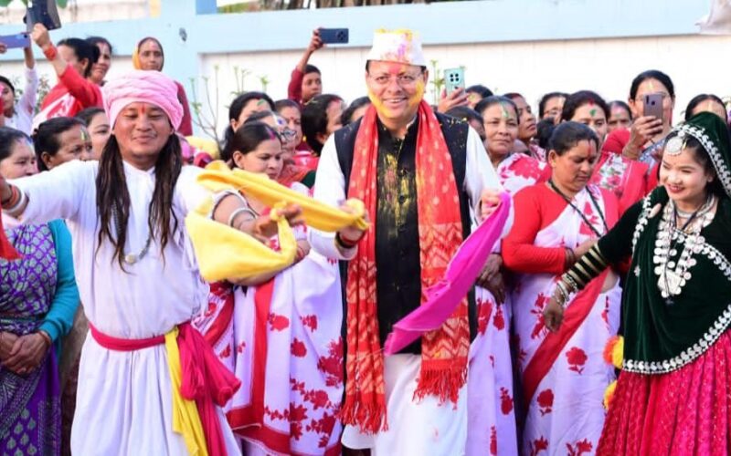 नगला तराई स्थित निजी आवास पर पारंपरिक उल्लास के साथ मना होली पर्व…