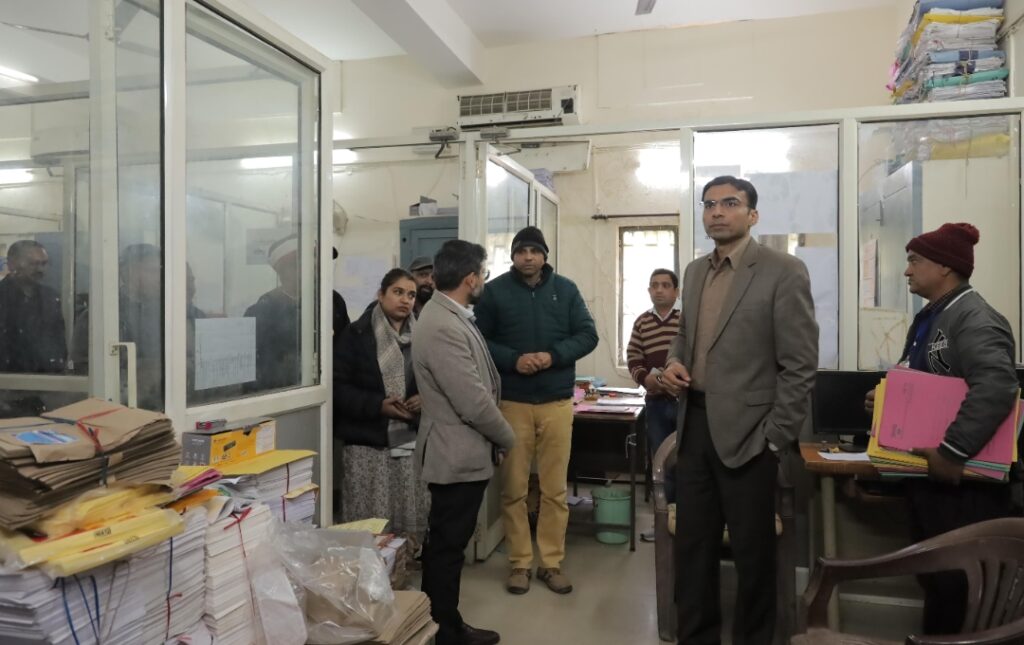 न्यायालय-प्रतिबंधित भूमि की अवैध खरीद-फरोख्त पर जिला प्रशासन सख्त, एफआईआर दर्ज