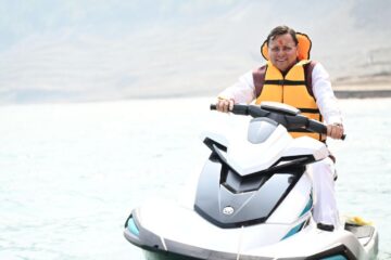 टिहरी झील में रोमांच के सफर पर निकले सीएम धामी, जेट स्की और बोटिंग का लिया आनंद…