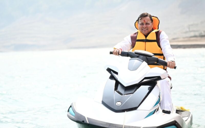 टिहरी झील में रोमांच के सफर पर निकले सीएम धामी, जेट स्की और बोटिंग का लिया आनंद…