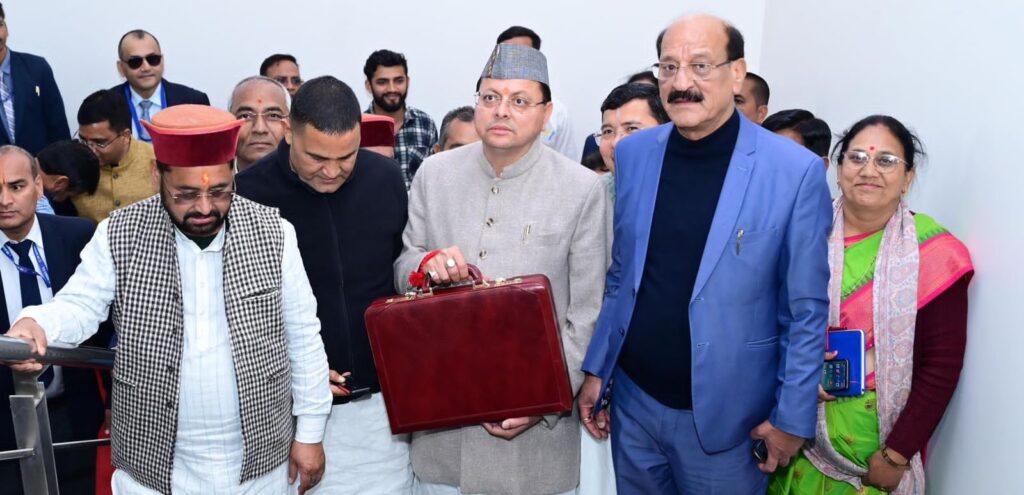 वित्तीय वर्ष 2026–27 का बजट पेश करने विधानसभा पहुंचे मुख्यमंत्री धामी…