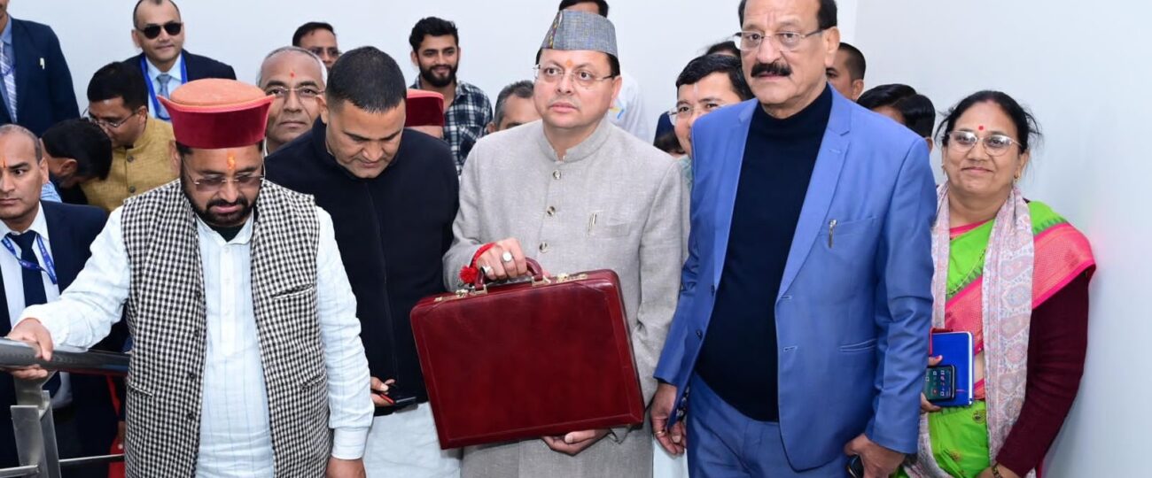 वित्तीय वर्ष 2026–27 का बजट पेश करने विधानसभा पहुंचे मुख्यमंत्री धामी…