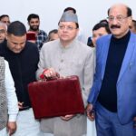 वित्तीय वर्ष 2026–27 का बजट पेश करने विधानसभा पहुंचे मुख्यमंत्री धामी…