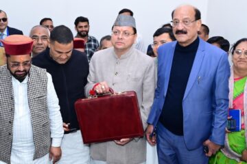 वित्तीय वर्ष 2026–27 का बजट पेश करने विधानसभा पहुंचे मुख्यमंत्री धामी…
