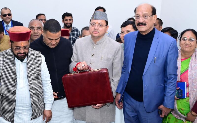वित्तीय वर्ष 2026–27 का बजट पेश करने विधानसभा पहुंचे मुख्यमंत्री धामी…
