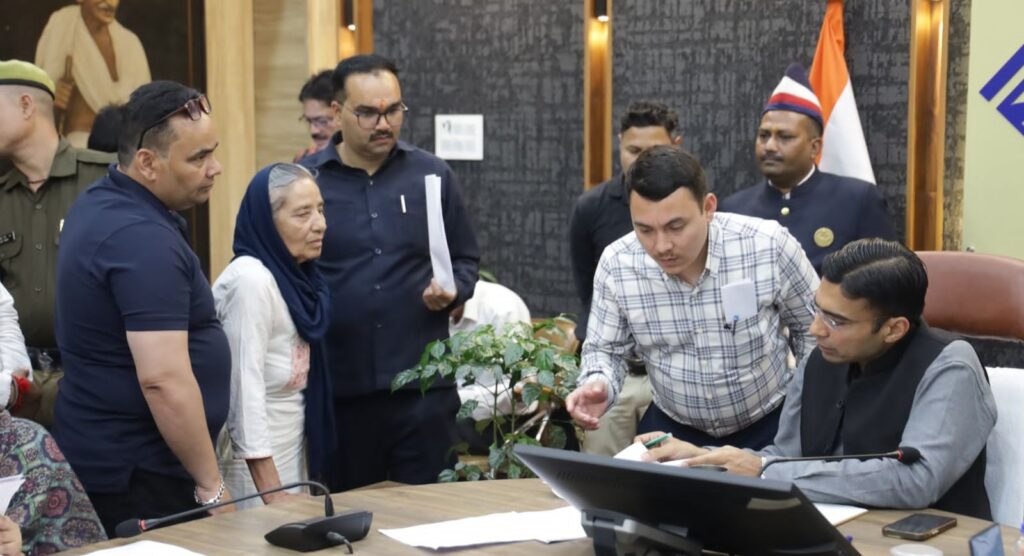 जनता दर्शन में 170 शिकायतें, डीएम सविन बंसल ने कई मामलों का मौके पर किया समाधान…