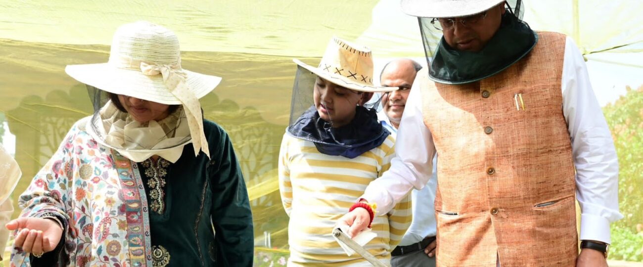 मुख्यमंत्री आवास में शहद निष्कासन पहले चरण में 60 किलोग्राम शहद निकाला…