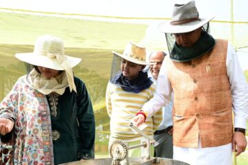 मुख्यमंत्री आवास में शहद निष्कासन पहले चरण में 60 किलोग्राम शहद निकाला…