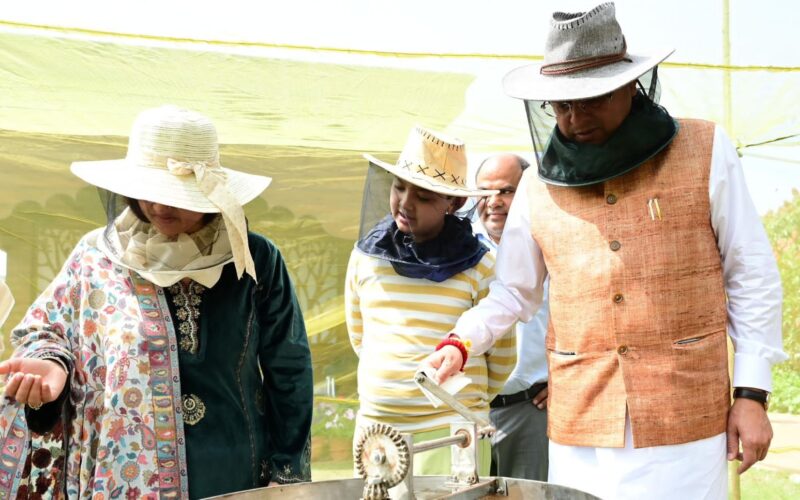 मुख्यमंत्री आवास में शहद निष्कासन पहले चरण में 60 किलोग्राम शहद निकाला…