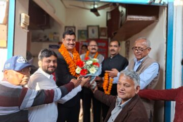 सीटू व अखिल भारतीय अम्बेडकर युवक संघ द्वारा बार काउंसिल ऑफ उत्तराखंड के नवनिर्वाचित सदस्य एडवोकेट रंजन सोलंकी का किया सम्मान