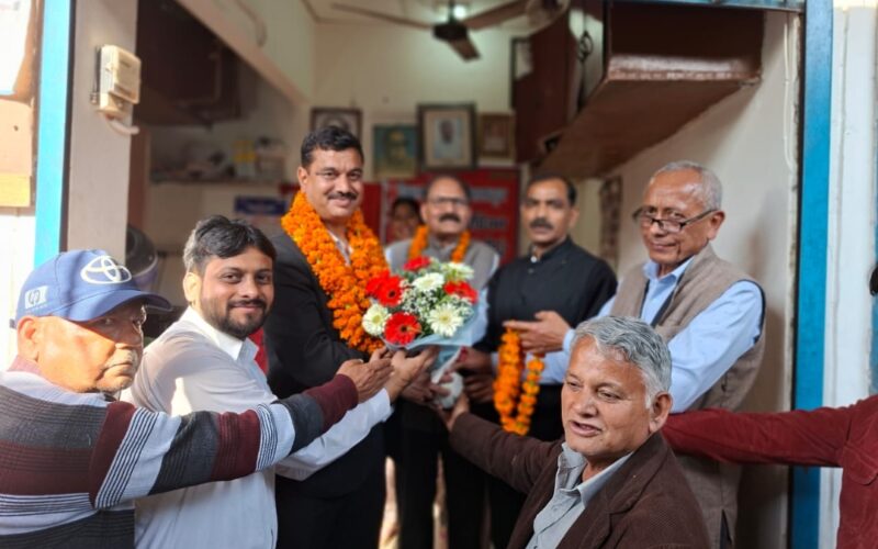 सीटू व अखिल भारतीय अम्बेडकर युवक संघ द्वारा बार काउंसिल ऑफ उत्तराखंड के नवनिर्वाचित सदस्य एडवोकेट रंजन सोलंकी का किया सम्मान