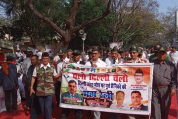 जंतर-मंतर पर पूर्व सैनिकों का विशाल धरना-प्रदर्शन,अधिकारों और सम्मान की आवाज