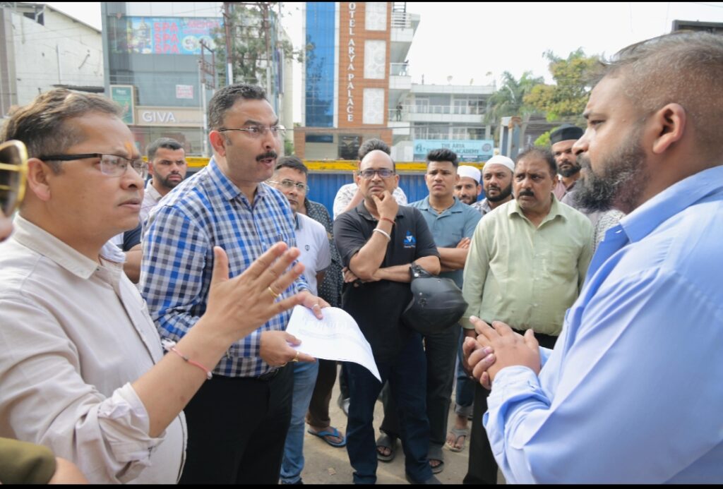 देहरादून में गैस की कालाबाजारी पर जिला प्रशासन की बड़ी कार्रवाई: 17 गैस एजेंसियों, 45 प्रतिष्ठानों और 5 पेट्रोल पंपों का निरीक्षण, 19 सिलेंडर जब्त, 2 गिरफ्तार