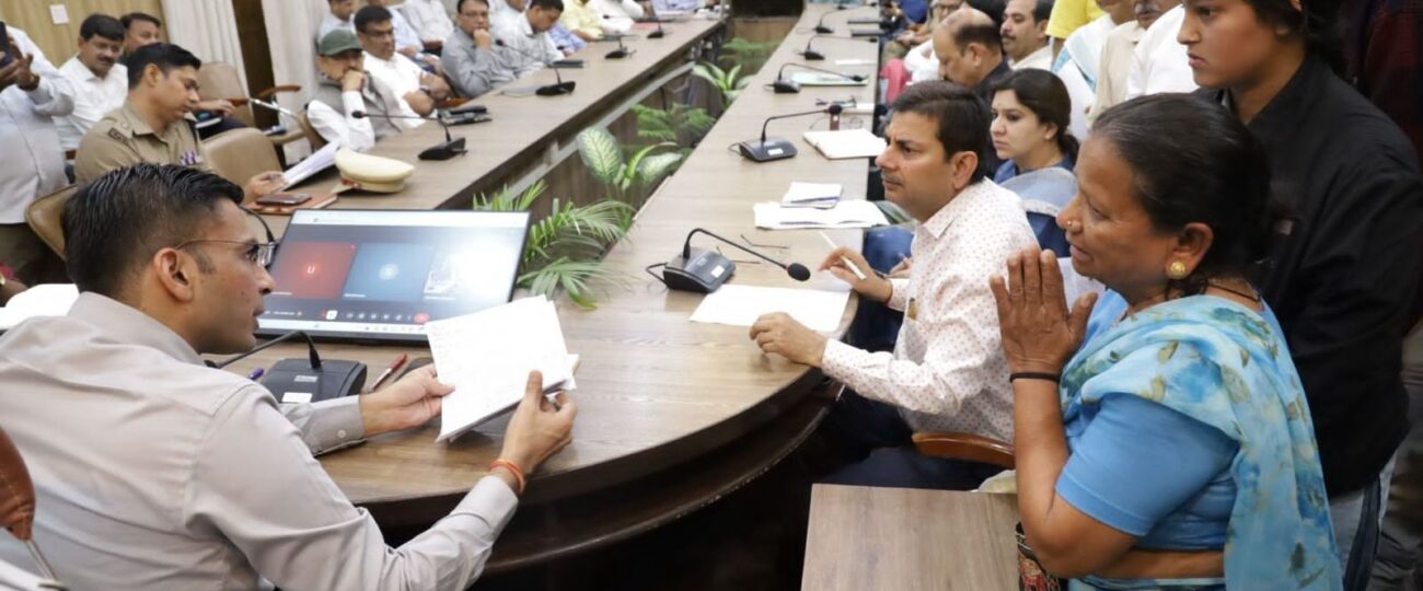 जनता दर्शन में 212 से अधिक शिकायतें डीएम सविन बंसल ने कई मामलों में त्वरित राहत के दिए निर्देश