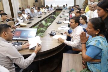 जनता दर्शन में 212 से अधिक शिकायतें डीएम सविन बंसल ने कई मामलों में त्वरित राहत के दिए निर्देश