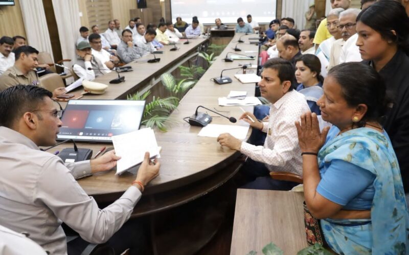 जनता दर्शन में 212 से अधिक शिकायतें डीएम सविन बंसल ने कई मामलों में त्वरित राहत के दिए निर्देश