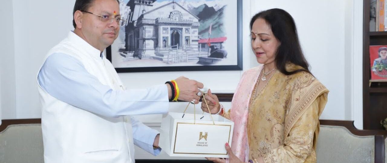 दिल्ली में सीएम धामी से मिलीं सांसद व अभिनेत्री हेमा मालिनी…