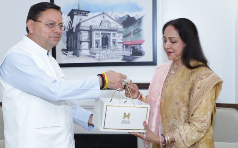 दिल्ली में सीएम धामी से मिलीं सांसद व अभिनेत्री हेमा मालिनी…