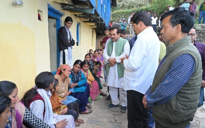 गुलदार के हमले में मासूम की मौत पर कांग्रेस प्रदेश अध्यक्ष गणेश गोदियाल ने पीड़ित परिवार से की मुलाकात