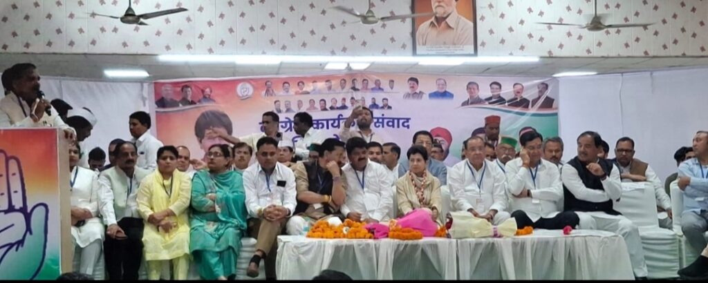 देहरादून में कांग्रेस का विशाल सम्मेलन, कार्यकर्ताओं में जोश 2027 चुनाव के लिए घर-घर संपर्क का आह्वान