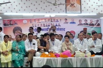 देहरादून में कांग्रेस का विशाल सम्मेलन, कार्यकर्ताओं में जोश 2027 चुनाव के लिए घर-घर संपर्क का आह्वान