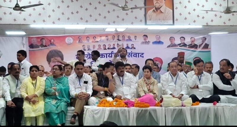 देहरादून में कांग्रेस का विशाल सम्मेलन, कार्यकर्ताओं में जोश 2027 चुनाव के लिए घर-घर संपर्क का आह्वान