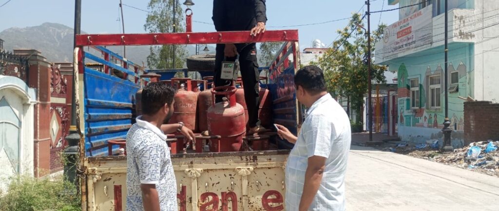 अवैध गैस रिफिलिंग पर प्रशासन का शिकंजा,एजेंसी की भूमिका संदिग्ध