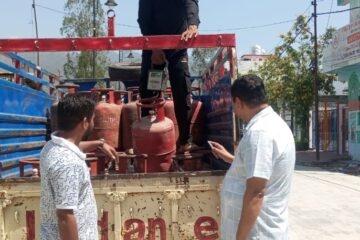 अवैध गैस रिफिलिंग पर प्रशासन का शिकंजा,एजेंसी की भूमिका संदिग्ध