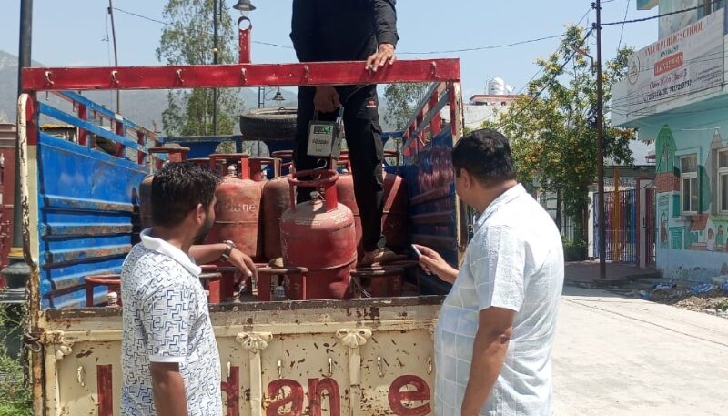 अवैध गैस रिफिलिंग पर प्रशासन का शिकंजा,एजेंसी की भूमिका संदिग्ध