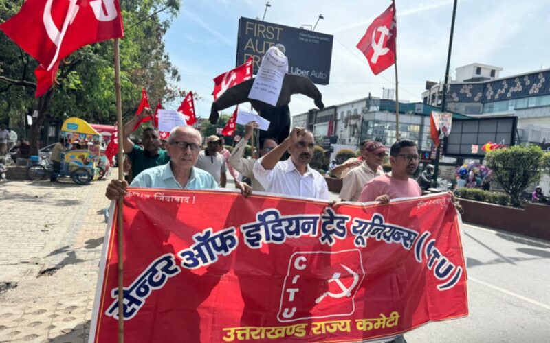 नोएडा–हरियाणा के श्रमिक आंदोलन के समर्थन में सीटू का प्रदर्शन, सरकारों के खिलाफ पुतला दहन