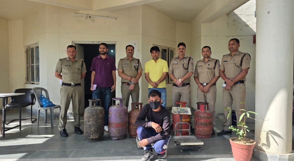देहरादून में अवैध गैस रिफिलिंग पर जिला प्रशासन की बड़ी कार्रवाई, आरोपी गिरफ्तार