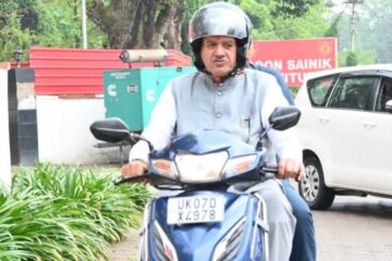 ईंधन बचत का संदेश देने स्कूटी से कैंप कार्यालय पहुंचे मंत्री गणेश जोशी…