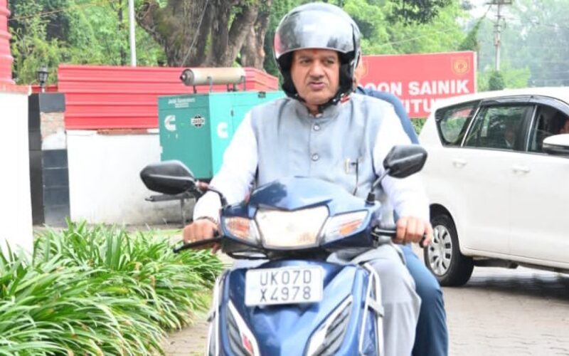 ईंधन बचत का संदेश देने स्कूटी से कैंप कार्यालय पहुंचे मंत्री गणेश जोशी…
