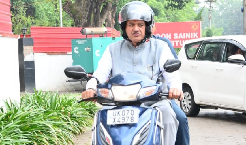 ईंधन बचत का संदेश देने स्कूटी से कैंप कार्यालय पहुंचे मंत्री गणेश जोशी…