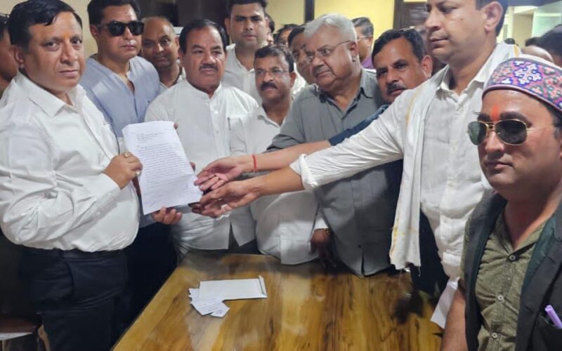 एमडीडीए कॉलोनी चंदर रोड की समस्याओं को लेकर पूर्व मंत्री ने दिया ज्ञापन…
