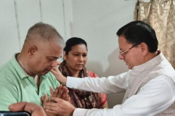 मुख्यमंत्री धामी ने हरिपुर कलां में मनोज जखमोला के आवास पहुंचकर जताया शोक…