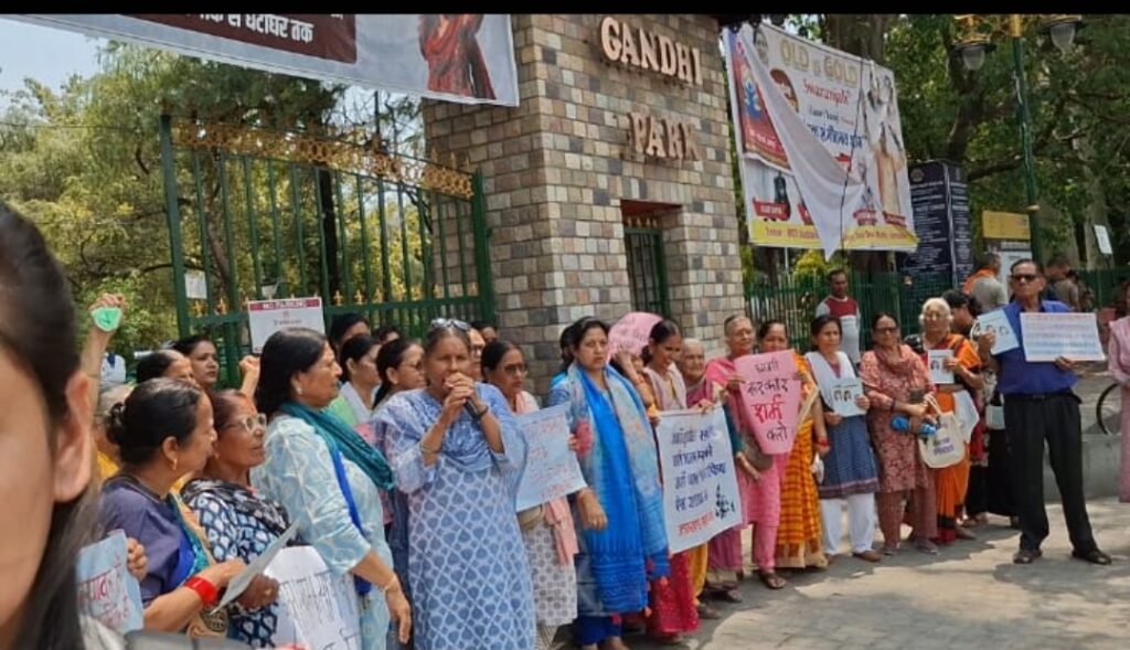 चम्पावत प्रकरण को लेकर महिला मंच का देहरादून में प्रदर्शन,पुलिस की भूमिका पर उठाए सवाल
